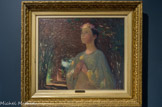 Jeune fille sous une voûte ombragée. HENRI MARTIN (1860-1943). Huile sur toile
Ce tableau est parfaitement représentatif de la veine symboliste qui nourrit l'inspiration d'Henri Martin pendant les années 1890. Comme son ami Aman-Jean, il partage un temps les idées du Char Peladan et expose dans les Salons Rose-Croix en 1892 et 1893. Il peint alors des compositions ambitieuses, A chacun sa chimère (1891), L'homme entre le vice et la vertu (1892), Vers l'abîme (1897), mais aussi nombre de jeunes filles, muses angéliques, de femmes tentatrices et fatales. Ce type de vision rêvée servi par une touche divisée, jugée éminemment moderne, voire scandaleuse pour certains, eut un écho favorable chez les collectionneurs. Avec ce genre de création Henri Martin montrait qu'il comptait parmi les peintres symbolistes les plus remarquables.