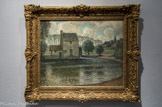Moulin Gris, Montreuil-Bellay. HENRI EUGÈNE AUGUSTIN, LE SIDANER, (1862-1939). Huile sur toile, 1914
Né à l'Ile Maurice, Le Sidaner arrive en France en 1872, à Dunkerque où il s'initie à la peinture. Il quitte cette ville pour Paris en 1881 et, dès Tannée suivante, il est reçu à l'École des Beaux-Arts, intégrant en 1884 l'atelier d'Alexandre Cabanel. Installé à Etaples, en 1885, il y développe une approche naturaliste du paysage dans des compositions tout empreintes de sentimentalité et de spiritualité, caractéristiques qui marquent aussi la peinture religieuse qu'il adresse au Salon de la Société des artistes français à partir de 1887.
C'est dans le cadre de la Société nouvelle qu'il présente, en 1909, ses premières vues du village de Mon treuil-Bellay, petite ville du Maine-et-Loire. Pendant quelques années, il livrera au public des évocations des lieux les plus typiques de la cité sous des titres anodins, sublimant le sujet. Renonçant à toute présence humaine, il fraye, par ses couleurs et une technique adaptée du néo-impressionnisme, avec le symbolisme quasi-mystique du peintre belge Fernand Khnopff évoquant Bruges.