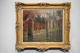 Le Palais blanc. Automne. Venise. HENRI EUGÈNE AUGUSTIN LE SIDANER, (1862-1919). Huile sur toile, 1907.
En 1892, Henri Le Sidaner se rend en Italie et visite Florence, où il copie la Vierge de l'Annonciation de Fra Angelico, puis Venise, où il préfère aux beautés de l'Académie celles de la lagune. En 1905, durant l'hiver, il revient à Venise et en rapporte plusieurs toiles remarquées au Salon de la Société Nationale des Beaux-Arts de 1906 - dont cinq sont réunies» sous le titre générique Venise (du crépuscule à la nuit)-et dans une exposition particulière de la Goupil Gallery de Londres. Devant un tel succès, il présente d'autres vues de Venise à Paris et à Londres en 1907, dont ce Palais blanc.
Aux noms des palais que les artistes ont souvent cités, Le Sidaner préfère des dénominations plus allusives, Palais gris en 1906 ou Palais rouge en 1907, conservant une part de mystère à ces innombrables constructions que Venise n'offre qu'aux curieux et aux artistes et qu'elle ne révélera pas à Monet, par exemple, lors de son voyage de 1908, l'artiste se limitant au Grand Canal et aux vues générales.