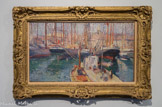 Le port de Marseille. HENRI MARTIN, (1860-1943). Huile sur toile.
Si Henri Martin à n'en pas douter fut avant tout, selon l'expression de Claude Juskiewenski, un « peintre languedocien » terrien dans l'âme, il fut aussi très séduit, comme les impressionnistes et ses contemporains néo-impressionnistes, par la mer, les étangs et les ports qui permettaient, à partir des reflets sur l'eau, de valoriser les nombreuses variations techniques du divisionnisme. C’est ainsi que le port de Marseille fut un sujet aimé. Il le choisit pour les décors monumentaux de la Caisse d'épargne de Marseille (inaugurée en 1904) et pour Conseil d'État ( Travail de Ia mer, Salon de 1922).
Cette huile sur toile est sans doute une des nombreuses esquisses et études sur le motif réalisée pour la Caisse d'épargne ( commandée par Rostand, père d'Edmond), dont certaines furent exposées chez Georges Petit en 1910. Henri Martin propose ici une vue légèrement plongeante du port et de la forêt de mâtures à travers laquelle on aperçoit les maisons du quai qui nous fait face. Il impose une horizontalité qu'il affirme délibérément La composition, qui semble improvisée et aléatoire, est en fait très structurée autour d'un schéma sous-jacent très orthogonal.