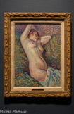 Femme nue aux bras derrière la tête. MAXIMILIEN LUCE, (1858-1941). Huile sur toile, 1890.
Introduit par Signac au sein du groupe des artistes néo-impressionnistes, Maximilien Luce adopte les principes esthétiques de Seurat mais se permet rapidement certaines libertés avec les principes de Seurat. Il ne limite pas sa pratique aux points de couleur pure, usant, comme ici, dans ce nu inspiré des représentations mythologiques de la Renaissance - tel, par exemple, le Jupiter et Antiope du Corrège qu'il avait pu voir au Louvre, mais revu à l'aune du naturalisme contemporain - de juxtapositions colorées qui n'ont plus rien à voir avec le Cercle chromatique de Chevreul, et qui sont posées sous forme de touches de taille et d'orientation différentes, qui n'hésitent pas à se chevaucher.