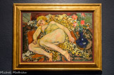 Catherine nue, allongée sur une peau de panthère. SUZANNE VALADON, (1867-1938). Huile sur toile, 1923
C’est en 1914 avec la rencontre d'Utter, que Suzanne abandonne le dessin pour ne garder que les pinceaux. Autodidacte, elle observe ton environnement domestique sans à priori, loin des idéaux. Elle peint ce qu'elle voit, ni plus ni moins. Valadon n'hésite pas à déshabiller ses congénères, elle fait peu de cas de leur apparence physique, tant elle demeure indifférente aux préoccupations esthétisantes dont les Salons continuent à perpétuer la tradition séculaire, exaltant une nudité féminine toute entière tournée vers la séduction. Au contraire, louant de la sauvagerie et des poses suggestives, les nus de Suzanne Valadon sont ceux d'une femme affranchie. Ancienne muse des peintres, désormais décomplexée par le corps de la femme, elle l'affiche dans Catherine allongée nue sur une peau de Panthère, de façon crue et provocante. De son expérience de modèle naîtra une peinture libre, dégagée du formatage pesant du regard masculin, dont les couleurs vibrantes et la vigueur du trait sont l'apanage d'une personnalité