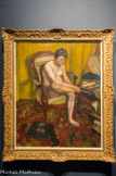 La femme enfilant son bas (Suzanne Valadon). EDMOND HEUZÉ (1884-1967). Huile sur toile, 1912.
C'est en ramenant  un jour chez lui Utrillo en état d’ivresse que Heuzé et Utter rencontrent la terrible Suzanne Valadon. Le destin des deux copains prend d’un coup un tournant radical.. L'offre qu’elle fait à Utter de poser en modèle déclenche une série d’événements qui aboutissent au divorce de Valadon et à l’installation d’Utter chez elle au titre d'amant.
En 1912, Heuzé est un habitué de la maison» et son désir de se présenter au salon des indépendants trouve un solide soutien dans ce milieu d'amis. Quoi de plus ambitieux alors que de faire poser pour son œuvre celle qui fut source d’inspiration pour des maîtres comme Renoir, Puvis de Chavannes, Degas ou Lautrec*
La femme enfilant son bas fut admis au salon de 1913 et constitua pour ainsi dire un début prophétique pour la carrière de cet artiste qui en 1951 devint professeur de portrait à l’École Nationale Supérieure des Beaux-Arts de Paris.