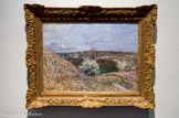 Vue des hauteurs de Saint-Mammès,  effet de printemps. ALFRED SISLEY (1839-1899). Huile sur toile, 1880
Alfred Sisley, après avoir été influencé par Corot et Daubigny, travailla en plein air, suivant les conseils de Monet qui l'enrôla dès 1874 dans l'aventure impressionniste. Le peintre reste fidèle à la touche fragmentée et nettement visible de l'impressionnisme mais il renouvelle ses cadrages en recourant à des points de vue inhabituels et en disposant savamment les éléments dans l'espace. Ainsi, dans cette Vue des hauteurs de Saint-Mammès, effet de printemps pose-t-il son chevalet à mi-pente d'une colline qui ondule au premier plan et ne révèle-t-il qu'une partie des pentes proches, projetant le regard en contrebas, vers le lointain. Afin de lier les différentes parties, il installe un pommier en fleurs et un arbre élancé et dépouillé, dont on ne voit pas les bases, dans l'axe médian vertical de la composition. Ces éléments mènent le regard vers le village, posé, lui, sur l'axe médian horizontal, avant de céder l'espace aux champs et, au loin, au ciel.