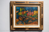 Sainte Adresse, la plage. RAOUL DUFY (1877 1953). Huile sur toile, ca. 1909
À partir de 1908, en compagnie de Braque à l’Estaque, Raoul Dufy alors rallié au Fauvisme, évolue vers une recherche plus constructive du paysage, éliminant progressivement la couleur pure pour le modelé cézannien. Le lyrisme décoratif qui dominait la période fauve laisse place à une image qui semble se solidifier. Dans la vue de la plage de Sainte-Adresse, très proche d'une autre version conservée au musée national d'art moderne (Centre Pompidou, Paris), l'artiste retient l'aspect minéral du site à marée basse, devant les formes cubiques des façades du village.