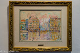 Marseille, La Canebière. SIGNAC (1863-1935). Aquarelle avec rehauts de gouache sur papier, 1907
Dès 1884, le parisien Paul Signac peint les bords de mer et les ports normands. L'opposition de la fluidité de l'eau et de la rigueur des structures géométriques bâties pour asservir le bord de mer, lui offre l'opportunité de recherches plastiques et chromatiques originales. Moins de dix ans plus tard, en 1892, aide-mémoires ou œuvres à part entière, les aquarelles servent à leur tour l'image des ports de France d'un artiste passionné de navigation et de découvertes.
C'est à bord de son voilier Olympia que Signac arrive à Saint-Tropez en 1892. Il s'y installe dans un modeste cabanon, La Ramade avant d'acheter la villa La Hune. Dès lors, il séjournera souvent sur les bords de la Méditerranée, et, cabotant, il partira à la découverte des ports alentour, adressant peintures et aquarelles à de nombreuses expositions, comme en 1907, à la galerie Bernheim-Jeune, où cette vue frontale de Marseille, dont la composition rigoureuse encadre une explosion de couleurs, fut peut-être présentée.
