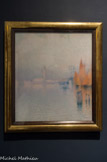 Venise. LUCIEN LEVY-DHURMER. Pastel sur papier, ca. 1900
Lévy-Dhurmer intègre, en 1879, l'école communale de dessin et de sculpture de la rue Bréguet, à Paris. Cette formation lui permet de devenir bientôt peintre d'ornements à la Manufacture de faïences d'art de Clément Massier à Golfe-Juan et d'exposer au Salon des porcelaines décorées à partir de 1882. Mais Lévy-Dhurmer ne souhaite pas se cantonner aux ans décoratifs et suit l'enseignement de Raphaël Collin, vers 1886, puis visite les musées et voyage en Italie où il prend conscience de ses affinités avec l'art classique italien. Il lui rend hommage dès sa première exposition personnelle à la galerie Georges Petit du 15 janvier au 15 février 1896.
Comme un manifeste de son attachement au pastel, il fait figurer en tête du catalogue de cette exposition les œuvres réalisées dans cette technique. La critique salue ses œuvres qui traitent brillamment de sujets idéalistes et symbolistes d'où émane un sentiment de mystère que l'on retrouve dans cette vision d'une Venise en sursis, noyée dans une brume qui n'éteint cependant pas le flamboiement des voiles orangées disposées près du bord droit. Les représentations de la Cité des Doges exposées par Lévy-Dhurmer datent pour la plupart du début de sa carrière, autour de 1900, aussi paraît-il possible de dater de cette période ce subtil pastel dont il faut souligner les liens avec certains paysages vénitiens de Monet tel le San Giorgio Maggiore (Indianapolis Muséum of Art), de 1908, d'une composition très proche