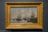 Bordeaux, le port. EUGÈNE BOUDIN (1824-1898). Huile sur toile, 1874
Issu d'une famille normande modeste, Eugène Boudin devient papetier au Havre en 1844 avant d'embrasser la carrière de peintre. Autodidacte, il copie des maîtres hollandais et vénitiens et peint d'abord sa Normandie natale. Boudin est connu pour ses scènes de plage, ses paysages et ses marines dans lesquelles il s'attache à rendre les effets atmosphériques. Celui que Corot nomme « le roi des ciels » - titre que Monet lui attribue toujours dans les années 20- transcrit à la perfection ses effets lumineux variés et fugitifs.
En 1873-74, Boudin se rend à Bordeaux, à la demande de deux collectionneurs. Il note dans son journal intime que l'activité commerciale des ports annihile toute la poésie et le calme de ces bords de mer. Celui qui ne travaille que d'après nature représente ici de grands voiliers sur un ciel plutôt calme, même s'il n'est pas dégagé de nuages. Les navires sombres se dégagent sur une harmonie de gris et de bleu qui composent le ciel et la mer où ils se reflètent.