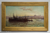 Constantinople. FREDERICK DAVENPORT BATES (1867-1930). Huile sur toile.
En 1889, Bates qui est natif de Manchester, est à Paris et s’inscrit à l’académie Julian, où il suit les cours de William-Adolphe Bourguereau et d’Henri-Lucien Doucet. Mais, très vite, il quitte la France pour la Belgique où il reçoit les conseils d’Albrecht de Vriendt et de Pierre-Jean Van der Ouderaa. Artiste désormais reconnu, il embarque avec le journaliste John Foster Fraser pour un périple qui le mène vers l’Est de l’Europe, au Moyen-Orient ainsi qu’en Afrique du Nord et jusqu’en Afrique Noire.
Dans cette impressionnantes vue de Constantinople, peinte durant la décennie 1890, où les toits et les minarets des mosquées se devinent dans la brume de l’arrière-plan, la composition est savante : les plans s’échelonnent de gauche à droite, le groupe des bateaux du premier plan menant le regard vers la masse de la ville au fond. L’ensemble est traité dans des couleurs raffinées qui n’hésitent pas devant certaines audaces chromatiques, tels ces rehauts d’un bleu-vert acide qui frangent les vagues.