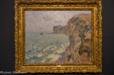 Les falaises de Grainval près de Fécamp. GUSTAVE LOISEAU (1865-1935). Huile sur toile, 1902
Situées entre Fécamp et Etretat, les falaises de Grainval attirent de nombreux artistes. Claude Monet, dont le frère a une maison dans les environs, s'installe chez un pêcheur en 1881 et peint vingt-deux toiles de Fécamp, Grainval, et des alentours immédiats. C'est aussi le berceau des amours d'Eugène Manet et de Berthe Morisot.
Connu essentiellement pour ses vues de Bretagne, de Normandie et d'Ile-de-France, Loiseau est un paysagiste passionné par la nature, dans la mouvance du post-impressionnisme. Ici, avec une touche épaisse et tournoyante, il peint les falaises de Grainval. L'écume blanche des vagues se cassant sur les rochers éclaire la masse sombre de la falaise. Avec une pâte ondoyante, il montre les mouvements des vaguelettes de la mer, ceux des herbes, et la roche inégale de la muraille. Loiseau disait « je travaille dans mon petit coin, comme je peux, et m'essaye à traduire de mon mieux l'impression que je reçois de la nature... C'est mon instinct seul qui me guide et je suis fier de ne ressembler à personne ».