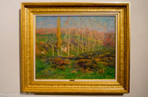 Les Peupliers en Avril, Bretagne. HENRY MORET (1856-1913). Huile sur toile, 1899
Moret fait la connaissance de Gauguin (1848-1903), Emile Bernard (1868-1941), Ernest de Chamaillard (1862-1930) et Charles Laval (1861-1894) à Pont-Aven en 1888. Installé chez le maître du port Kerluen et non à la pension Gloanec comme ses nouveaux amis, il découvre néanmoins les œuvres synthétistes et cloisonnistes de ces derniers. Il s'initie à leur nouvelle esthétique, acquiert leurs caractéristiques et modifie sa manière de peindre. Cependant Moret qui fait partie du cercle des amis de Gauguin à Pont-Aven et au Pouldu, oscille toujours entre le synthétisme et l'impressionnisme. En 1890, le peintre se trouve avec Maufra à Pont-Aven ; Gauguin, Sérusier, Meyer de Haan et Filiger sont au Pouldu à l'auberge de la mère Marie Henry.
Lorsqu'il peint Les peupliers eu avril. Bretagne (1899) le cerne fin autour des troncs des peupliers et les plans étages montrent qu'il a toujours à l'esprit certaines théories de l'École de Pont-Aven. En revanche, Moret travaille par petites touches superposées, à l'opposé des aplats colorés.