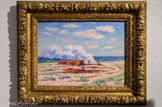 Ramasseurs de Goémons ou La récolte du Goémon. HENRY MORET (1856-1913). Huile sur toile, 1910/1911
Comme de nombreux autres peintres, Moret choisit de représenter un sujet quotidien breton. Le ramassage de goémon a lieu à chaque retrait de la marée. Lorsque la marée est basse, les ramasseurs s'affairent. Les petites algues ainsi récoltées sont utilisées comme engrais sur les cultures. Elles sont aussi brûlées afin d'obtenir de la soude naturelle, servant notamment à la fabrication des verres pour les vitres. La récolte du varech est un sujet cher aux peintres des côtes bretonnes. Il a été notamment une source d'inspiration pour Emile Bernard, Paul, Gauguin, Emile Jourdan, Maufra.
Dans La récolte du Goémon de 1910-11, Moret s'est totalement éloigné des préceptes prônés par l'École de Pont-Aven vingt ans plus tôt. Il peint ce qu'il observe, en l'espèce des tas de varech sur la plage auxquels les ramasseurs ont mis feu. Les formes ne sont ni simplifiées ni cernées, les couleurs sont posées par petites touches - celles-là même dont il ne s'est jamais totalement départi -, l'horizon est bas.