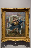 La petite mandoliniste (Marthe Le basque). HENRI LEBASQUE (1865-1937). Huile sur toile, 1904
Lebasque est le peintre de la vie heureuse et de l'intimité. Ses modèles favoris sont sa famille, le plus souvent sa femme et ses filles : Hélène - dite Nono - et Marthe. Ici nous voyons cette dernière assise dans un fauteuil à la reine Louis XV recouvert d'une tapisserie verte. La jeune enfant porte une robe bleue à collerette qui découvre ses jambes. Ses chaussures montantes marron sont de la même teinte que ses longs cheveux bruns retenus par un nœud rouge. Marthe est absorbée dans la contemplation de la mandoline dont elle joue, son visage penché vers les cordes de son instrument. La tranquille scène d'intérieur se passe sans doute dans l'atelier du peintre, puisque des toiles stockées à l'arrière-plan montrent des paysages. Lebasque peint ici une scène familière de la vie quotidienne où la jeune musicienne Marthe semble pourtant être prise sur le vif.