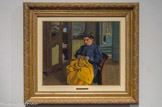 La couturière ou L'atelier des Belles-feuilles ou Femme cousant. FELIX EDOUARD VALLOTON (1865-1925). Huile sur toile, 1905
En 1899, Félix Vallotton épouse Gabrielle Rodrigues-Henriques et se met ainsi à l'abri du besoin. Les frères de cette veuve fortunée, dirigeaient en effet la galerie Bernheim-Jeune. Il entame alors une carrière internationale en participant notamment en 1908 à la Sécession à Munich ainsi qu'à l'exposition de la Toison d'or de Moscou.
Si le nu deviendra le sujet de prédilection du peintre à partir de 1904, ce dernier aborde largement le thème des intérieurs entre 1887 et 1911. Il partage l'intérêt pour celui-ci avec les peintres Nabis avec lesquels il est en contact étroit. Dans cet univers privé apparaît fréquemment, à partir de 1899, sa femme Gabrielle ou la femme de chambre de celle-ci, Félicie. Ces scènes donnent lieu à un véritable inventaire des pièces de sa nouvelle demeure rue des Belles Feuilles, dans laquelle ils aménagent en 1903.