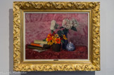Roses et capucines ou Fleurs et livres. FELIX EDOUARD VALLOTON (1865-1925). Huile sur toile, 1919
La nature morte occupe une place importante dans la carrière de Vallotton. L'année de la création de Roses et capucines, le peintre s'en explique dans son Journal : « [...] l'objet m'intéresse avant tout, il me semble que ce retour sera salutaire et d'un antidote certain à tant d'erreurs dont souffre dans l'art d'à présent [...] Pourquoi si quatre capucines m'émeuvent, ou un œuf, voudrai-je retirer à cet œuf ou à ces capucines leur rôle primordial d'être, et tenterai-je des transpositions compliquées qui quoi que je fasse me conduiront toujours en dehors et à côté du sujet ? »