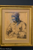 La ravaudeuse . HENRI TOULOUSE-LAUTREC  (1864 – 1901). Fusain sur papier, 1882
En vacances au Bosc ou à Céleyran, Lautrec s'exerce au dessin en plein air, choisissant ses modèles parmi les ouvriers agricoles, les domestiques et les familiers du domaine. La ravaudeuse avec sa moue pincée et son visage arrondi ressemble à la vieille servante que Lautrec peint de profil dans la Vielle femme assise sur un banc à Céleyran. On l’a retrouve ici coiffée de son bonnet que l’on devine sous son foulard noué sur son front dans une silhouette massive vêtue d'une ample chemise au ton clair, en train de rapiécer un bas. Cette iconographie vériste appréhendant la physionomie autant que la psychologie s'exprime par l'économie des moyens utilisés.