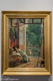 La pause du modèle. EDOUARD FREDERIC WILHELM RICHTER (1844-1913). Huile sur toile
Au XIXe siècle, fascination et phantasmes suscités par l'Orient « dépassent une simple prédilection pour l'exotisme et revêtent une ampleur particulière ». L'amour des voyages est véhiculé par le Romantisme ainsi que par les livres à but touristique qui se développent alors, tel « l'Univers pittoresque ». En parallèle, les liaisons maritimes à vapeur se développent ainsi que les réseaux ferrés. Les artistes français sont souvent attachés à des missions militaires, scientifiques ou diplomatiques, et à partir de 1870, Anglais et Français n'ont plus l'exclusivité de la peinture orientaliste. D'autres artistes, suisses, allemands belges et Scandinaves, commencent à voyager alors qu'en Turquie, Osman Hamdy Bey crée une école des Beaux-Arts à Constantinople et importe la technique de la peinture à l'huile en Orient.
Le goût pour l'orientalisme est également motivé pour les peintres par l'échappatoire qu'il offre face au « moralisme bourgeois «.Cette peinture trouve pour les mêmes raisons, un écho très favorable auprès d'une classe aisée de la population, industriels, armateurs et financiers, qui avec la révolution industrielle ont les moyens d'y accéder. Les scènes fastueuses, exotiques et colorées leur permettent à eux aussi de s'échapper d'une société à cheval sur des principes dans lesquels travail et devoir sont des qualités appréciées.