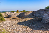 Oppidum d'Ambrussum <br>
Vestige le plus ancien visible sur la colline, le rempart a été construit dès la création de l'agglomération. Il a subi de nombreux remaniements : les tours, primitivement quadrangulaires, ont été remodelées en tours arrondies ; elles seront également multipliées au cours du II s. av. J.-C.