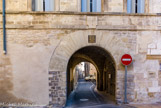 Porte Notre-Dame. Entrée médiévale de la ville. Construite probablement au XIIème s. ou au début du XIIIème s., la porte Notre-Dame est l'un des vestiges les plus imposants de la première enceinte médiévale, qui délimitait, sur une superficie de 9ha, le castrum.