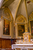 Chapelle des Pénitents. <br> le baptême du Christ par saint Jean Baptiste, la Vierge Marie tenant le Christ sur ses genoux et saint Jean Baptiste enfant. Les toiles latérales sont surmontées de gypseries représentant une colombe entourée de six têtes d’angelots dans un nuage duquel partent des rayons dorés.