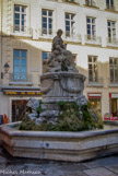 <center>Fontaine de la place Chabaneau. </center> Par Joseph Journet. Représente la Ville de Montpellier distribuant l'eau du Lez et de la Mosson.