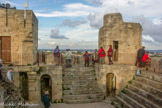 <center>Donjon Gilles Aucelin.</center> Haute de 42 mètres et couronnée d’échauguettes, cette puissante tour carrée, construite de 1295 à 1306 par l’Archevêque Gilles Aycelin à l’angle sud-est du Palais Neuf, offre un point de vue exceptionnel sur la ville. Ses murs renferment quatre salles desservies par un escalier à vis de 162 marches : salle hémisphérique, salle dite du Trésor, chambre du roi et salle de défense.