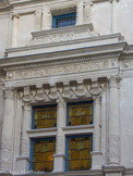 <center>Maison des Trois Nourrices</center> Ceinturant le bâtiment, la corniche très saillante surplombe une frise de rinceaux qui alternent avec des pierres taillées en pointe de diamant.