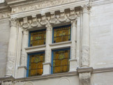 <center>Maison des Trois Nourrices</center> La façade ouest quant à elle est pourvue de baies flanquées de colonnes corinthiennes surmontées de guirlandes soutenues par des têtes de béliers. Plus haut, ceinturant le bâtiment, la corniche très saillante surplombe une frise de rinceaux qui alternent avec des pierres taillées en pointe de diamant.