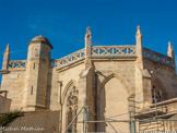 <center>Église Saint-Sébastien de Narbonne.</center> Cette église de style gothique flamboyant a été construite de 1436 à 1456 comme chapelle, pour recevoir le chapitre de Saint-Étienne de l'église de la Major, sous l'épiscopat de Jean d'Harcourt. La tradition narbonnaise veut que l'église ait été construite avec des pierres provenant du Capitole romain, en souvenir de saint Sébastien qui - originaire de Gaule narbonnaise - serait né à Narbonne.