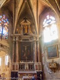 <center>Église Saint-Sébastien de Narbonne.</center> L'autel de marbre est surmonté d'un retable aux colonnes de marbre rose flanquant un tableau de la Crucifixion. Au-dessus se trouve un vitrail représentant le saint devant l'empereur romain et à gauche, la sagitation du saint.