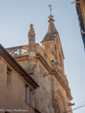 <center>Église Saint-Sébastien de Narbonne.</center> Le campanile se dressait autrefois sur la seconde travée ainsi que l'indique la lunette dans la voûte. Il a été remplacé par un clocher-arcade élevé sur la façade au XIXe siècle.