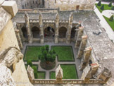 <center>Cathédrale Saint-Just-et-Saint-Pasteur</center> Le cloitre. Ses quatre galeries voûtées d’ogives sont éclairées chacune par cinq arcades en arc brisé. Le cloître communique à l’est avec la chapelle de l’Annonciade (XVe s.) à laquelle on accède depuis la cathédrale. Lesgaleries ont également servi de cimetière comme en témoignent les enfeux logés dans l’épaisseur des parois sud et ouest.