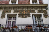 <center>Hôtel particulier</center>Le thème de la branche et de la pomme de pin, récurrent dans l'architecture Fin de Siècle, est omniprésent sous des formes et des matériaux différents (frises de faïence polychrome, reliefs épousant l'arrondi de la façade).