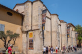<center>Le couvent des franciscains.</center>Une dizaine de travées sont percées par de grandes baies ogivales, chaque retombée de la toiture est contrebutée par un contrefort. Ce monument historique du XIIIe siècle est construit à l'initiative des rois de Majorque. Plusieurs utilisations successives ponctuent les sept siècles de son existence : couvent des cordeliers, Tiers-ordre franciscain, hôpital des troupes, hôpital militaire, et aujourd’hui, après réhabilitation, les services départementaux.