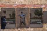 <center>Centre national de Documentation des Français d’Algérie </center>Mémorial national des Disparus en Algérie (1954/1963). Monument de Gérard Vié, 2006. Sculpteur officiel des armées, il est aussi le de la Stèle de Marignane, de la Stèle des Harkis à Port- Barcarès et de la sculpture, apposée sur le monument aux Rapatriés, sur la Corniche à Marseille, représentant l'arrivée en 1962 à Marseille de plus de 60 000 Françaix d'Algérie.