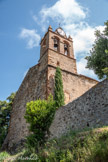<center>Castelnou : L'église Sainte-Marie du Mercadal. </center>L’église Sainte-Marie du Mercadal, où l'église Notre-Dame de l’Assomption, est une église de style roman du XIIIe siècle avec une forte influence gothique. Elle est dédiée à Santa Maria del Mercadal (Ste Marie du marché)) et doit son nom au marché qui la jouxte. Elle fut édifiée par les villageois sous l’ordre de Guillaume V, vicomte de Castelnou, à l’extérieur de l'enceinte fortifiée du village lorsque la population devenue trop importante ne pouvait plus se réunir dans la chapelle castrale.