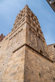 <center>Cathédrale Sainte-Eulalie-et-Sainte-Julie d'Elne</center>Le clocher sud. Le talus à la base de la tour est un renforcement réalisé en 1415 par l'architecte majorquin Guillem Sagrera.