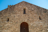 <center>Abbaye de Saint-Martin-du-Canigou</center>L'église supérieure, qu'elle soit le résultat d'une seule campagne de construction (à savoir celle menée avant les consécrations de 1014 ou 1026, en même temps que l'agrandissement de l'église inférieure), ou d'une deuxième campagne (après la construction de la partie Est), ne reprend pas les évolutions techniques de la pile composée du niveau inférieur. Sa construction a nécessité le renforcement des colonnes de l'église de la Vierge qui sont englobées dans des piles carrées. Elle est dédiée à Saint Martin.