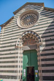 <center>Monterosso.</center>L'église de San Giovanni Battista a été construite entre 1244 et 1307, une date inscrite sur un gouvernail de la deuxième colonne sur la gauche regardant vers l’autel. C’est un exemple splendide du style gothique ligure.
La façade est alternée avec du marbre blanc et serpentine vert foncé, avec un portail ogival légèrement évasé, flanqué d’une double paire de colonnes de marbre et enrichi par une rosette centrale percée de marbre blanc, un splendide exemple de gothique orné, attribué à Matteo et Pietro da Campiglio.