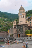 <center>Vernazza.</center> L'Eglise de S. Margherita. La tour octogonale de 40 mètres de haut est couronnée d’arcs et se termine par un dôme ogival.