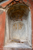 <center>Montée vers le sanctuaire de la Madonna di Reggio.</center> Oratoire avec une scène gravée.