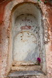 <center>Montée vers le sanctuaire de la Madonna di Reggio.</center> Oratoire. La Transfiguration (Jésus, Pierre, Jacques et Jean son frère).