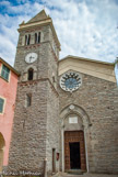 <center>Le sanctuaire de Notre-Dame de Soviore.</center> Le clocher de trois étages, couronné par une flèche, est ouvert par des fenêtres à meneaux.