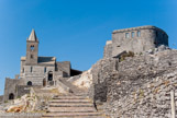 <center>Portovenere.</center> L’ancienne église de St Pierre  a été consacrée en 1198. Toutefois, elle fut bâtie sur le site de plusieurs édifices religieux précédents, certains datant de l'antiquité. Les étranges rayures noires et blanches qui en ornent la façade furent ajoutées pour indiquer l'emplacement de l'église la plus récente et celui des ruines de l'église précédente.