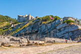 <center>Portovenere.</center> Le château des Doria, avec, devant, les restes de deux moulins.