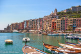 <center>Portovenere.</center> Ce village de marins est un bourg fortifié au XIIe siècle pour défendre la République de Gênes.