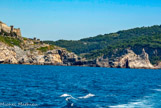 <center>De Portovenere à Monterosso en bateau.</center> A gauche, le château des Doria et les deux moulins. A droite, l'église saint Pierre.