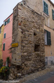 <center>Diano Castello.</center> Traces d'une des quatre portes qui s'ouvraient dans le cercle de murs et précisément le Portello de S. Pietro (Petite Porte de St Pierre).