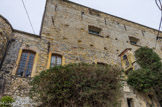 <center>Château des Clavesana.</center> Il domine Cervo et constitue un exemple intéressant d'architecture civile et militaire du Moyen Age ligure (XIIesiècle). Aujourd'hui, il héberge l'office du tourisme et le Musée ethnographique du Ponant ligure. Vers la fin du XIIe siècle, Boniface Ier, marquis de Clavesana, fait édifié une forteresse qui englobe une tour carrée préexistante. Au début du XVIIe, une église dédiée à Sainte Catherine d'Alexandrie est réalisée. En 1700, c'est l'hôpital de Chevaliers de Rhodes qui vient s'y installer.