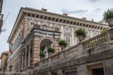 Via Garibaldi. Palazzo Doria-Tursi. Le Palazzo Doria-Tursi ou Palazzo Niccolò Grimaldi est un édifice situé, au numéro 9. Le palais est érigé à partir de 1565 par Domenico et Giovanni Ponzello pour Niccolò Grimaldi, appelé « le Monarque » en raison du grand nombre de titres nobiliaires et de ses étroits liens qu'il entretenait avec Philippe II, et dont il était le principal financier.
